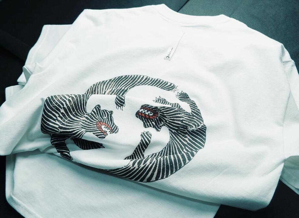 PRE ORDER/WHITE SHORT SLEEVE TEE SHIRT WITH PRINTS 